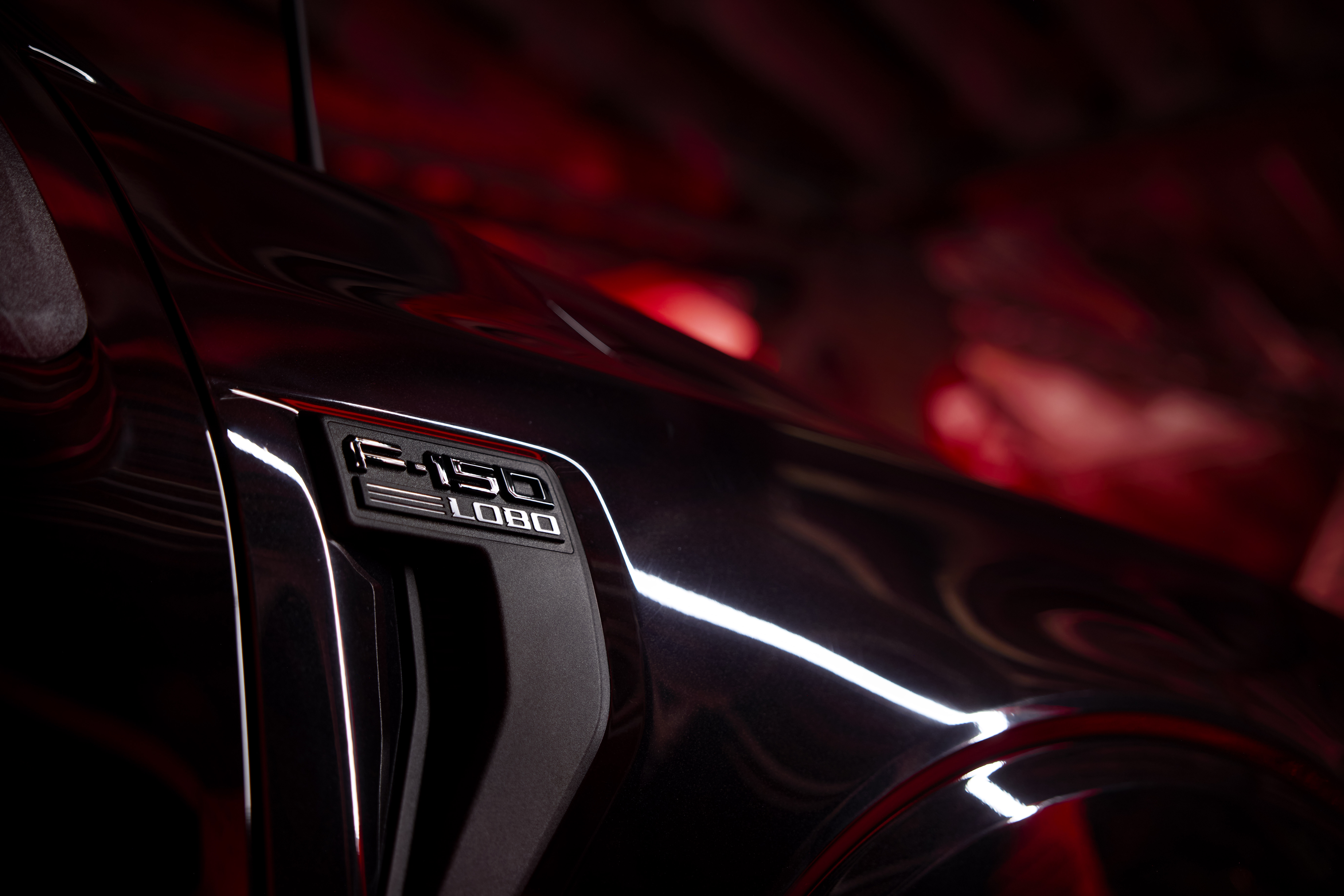 Black-accented badging gives the Lobo unmistakable edge.